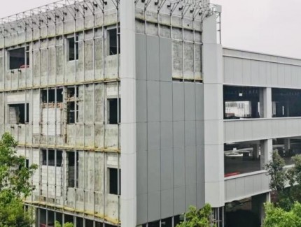 重慶長江綠色創新產業園項目首棟單體鋁單板幕墻開展安裝工作